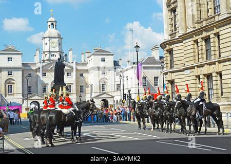 Soldaten und Pferde des Red Life Guards Regiment Changing Guard Zeremonie gegen Blues & Royals-Truppen, beide Haushalts-Kavallerie in London, Großbritannien Stockfoto