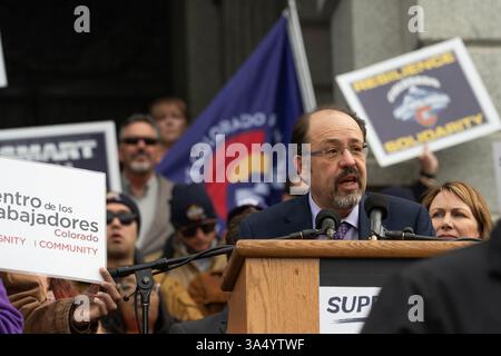 Denver, Colorado, USA. März 2025. Robert Rodriguez, D-Denver, spricht bei einer gewerkschaftsfreundlichen Kundgebung auf den Weststufen des Colorado Capitols am Mittwoch, den 19. März 2025. (Kreditbild: © Jesse Paul/Colorado Sun via ZUMA Press Wire) NUR REDAKTIONELLE VERWENDUNG! Nicht für kommerzielle ZWECKE! Stockfoto