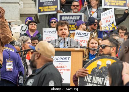 Denver, Colorado, USA. März 2025. Javier Mabrey, D-Denver, spricht am Mittwoch, den 19. März 2025 bei einer gewerkschaftsfreundlichen Kundgebung auf der Westtreppe des Colorado Capitols. (Kreditbild: © Jesse Paul/Colorado Sun via ZUMA Press Wire) NUR REDAKTIONELLE VERWENDUNG! Nicht für kommerzielle ZWECKE! Stockfoto