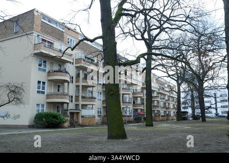 Seimensstadt in Berlin Charlottenburg 2025 umfasst ikonische Sozialwohnungen 1929–34, die von Architekten unter anderem Walter Gropius entworfen wurden. Stockfoto