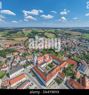 Ein Blick aus der Vogelperspektive auf die Marktstadt Rohr in Niederbayern Stockfoto