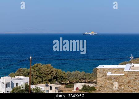 IOS, Griechenland - 8. September 2024 : Blick auf den Sandstrand von Psathi und eine Fähre im Hintergrund in iOS Griechenland Stockfoto