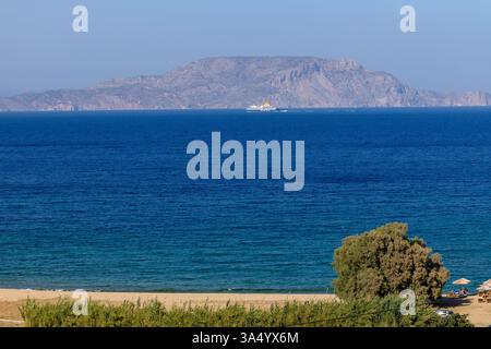 IOS, Griechenland - 8. September 2024 : Blick auf den Sandstrand von Psathi und eine Fähre im Hintergrund in iOS Griechenland Stockfoto