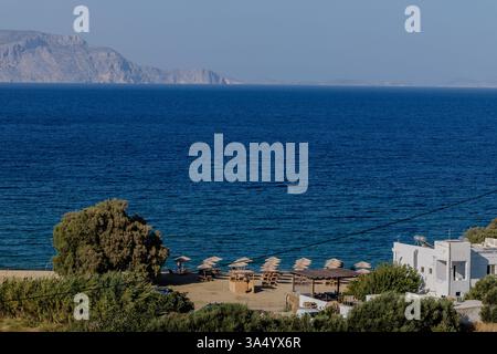 IOS, Griechenland - 8. September 2024 : Blick auf den wunderschönen Sandstrand mit Liegestühlen und Sonnenschirmen am Psathi Strand in iOS Griechenland Stockfoto