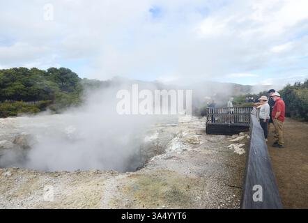 Rotorua, Neuseeland. März 2025. Besucher besuchen das Wai-O-Tapu Thermal Wonderland in Rotorua, Neuseeland, am 20. März 2025. Das Wai-O-Tapu Thermal Wonderland ist Teil eines Landschaftsschutzgebiets mit einer Fläche von etwa 18 Quadratkilometern. Er wurde vor etwa 160.000 Jahren gegründet und ist bedeckt mit eingestürzten Kratern, kalten und kochenden Schlammbecken, Wasser und dampfenden Fumarolen. Aufgrund der unterschiedlichen Mineralzusammensetzungen zeigt das Poolwasser im Park verschiedene Farben wie Grün, Rot, Gelb und Bronze. Quelle: Long Lei/Xinhua/Alamy Live News Stockfoto
