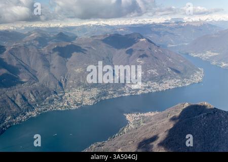 Luftlandschaft mit Torno, Carate Urio und Moltrasio touristischen Dörfern am westlichen Lario Seeufer, aufgenommen aus einem Segelflugzeug im hellen Spätwinter Stockfoto