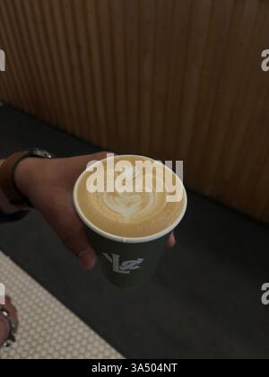 Eine heiße Tasse Kaffee mit dampfenden Aromen – der perfekte Morgengebrüher Stockfoto
