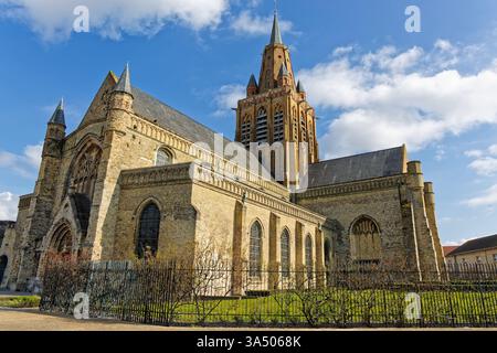 CALAIS, FRANKREICH, 15. März 2025 : Eglise Notre-Dame, eine römisch-katholische Pfarrkirche, stammt aus dem 12. Jahrhundert und ist die einzige im englischen Stil erbaute Kirche Stockfoto