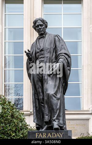 Statue des Physikers Michael Faraday vor der Institution of Engineering and Technology, Savoy Place, London, England, Großbritannien Stockfoto