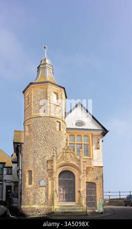 Das Guildhall-Gebäude aus der Regierungszeit von Königin Elisabeth I., Lyme Regis, England. Stockfoto