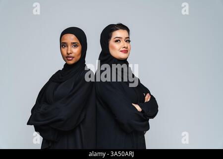 Schöne Frau aus dem Nahen Osten mit traditioneller Abaya in einem Studio-Porträt, aufgenommen in Dubai, Vereinigte Arabische Emirate. Das Bild spiegelt kulturelle Identität und zeitgenössischen Stil wider. Stockfoto