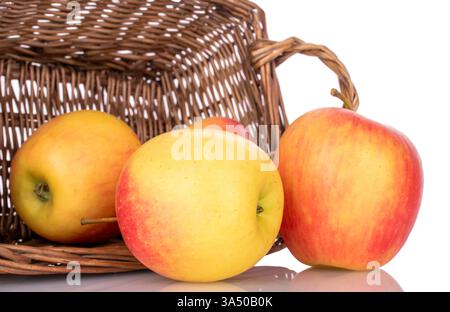 Mehrere saftige Äpfel in einem Korb, Makro, isoliert auf weißem Hintergrund. Stockfoto
