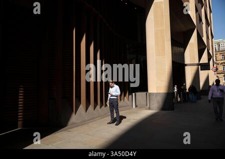 UK. März 2025. Stadtarbeiter genießen die Sonne auf der Square Mile in London während des wärmsten Tages im Jahr 2025. Das Met Office sagte, dass die Frühlingskundnachtgleiche am Donnerstag, dem 20. März, der erste Tag des astronomischen Frühlings ist, mit Temperaturen von 20 °C in der Hauptstadt. London, England, Vereinigtes Königreich 20. März 2025. Quelle: Jeff Gilbert/Alamy Live News Stockfoto