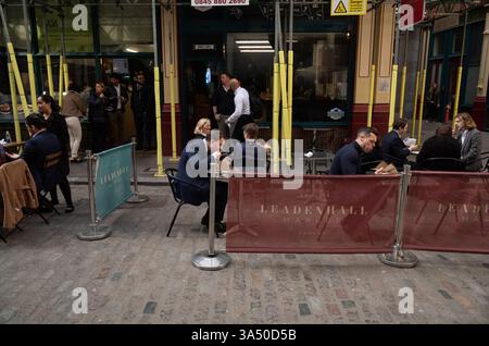 UK. März 2025. Stadtarbeiter genießen die Sonne auf der Square Mile in London während des wärmsten Tages im Jahr 2025. Das Met Office sagte, dass die Frühlingskundnachtgleiche am Donnerstag, dem 20. März, der erste Tag des astronomischen Frühlings ist, mit Temperaturen von 20 °C in der Hauptstadt. London, England, Vereinigtes Königreich 20. März 2025. Quelle: Jeff Gilbert/Alamy Live News Stockfoto