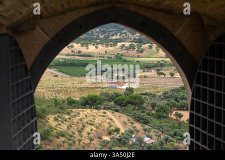 Aus der Vogelperspektive seit der Burg des wunderschönen mittelalterlichen Dorfes Alegrete im Mamede Mountains Naturpark von Portugal. Stockfoto