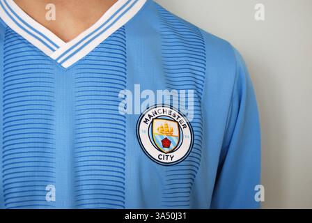 Foto des Models, das das Manchester City FC Heimtrikot mit Vereinsabzeichen trägt Stockfoto