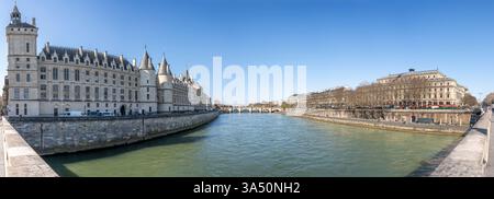 Paris, Frankreich - 03 18 2025: Panoramablick auf Pont Neuf und La Conciergerie auf der Ile de la Cité von Pont Au Change Stockfoto