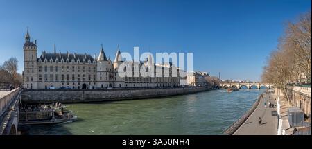 Paris, Frankreich - 03 18 2025: Panoramablick auf Pont Neuf und La Conciergerie auf der Ile de la Cité von Pont Au Change Stockfoto