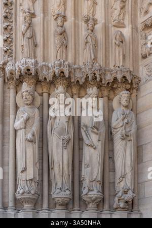 Paris, Frankreich - 03 18 2025: Notre Dame de Paris. Detail der Skulpturen des Sainte-Anne-Portals an der Nordfassade Stockfoto