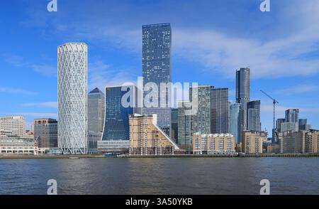 Die Entwicklung der Canary Wharf zeigt die neuesten Türme, die im März 2025 fertiggestellt wurden. Wahrzeichen Pinnacle - Zentrum. Blick von Rotherhithe, die Themse im Vordergrund. Stockfoto