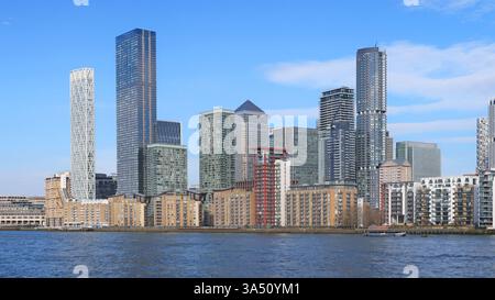 Die Entwicklung der Canary Wharf zeigt die neuesten Türme, die im März 2025 fertiggestellt wurden. Neufundland Tower ganz links, Landmark Pinnacle, links, Aspen Residences rechts. Stockfoto
