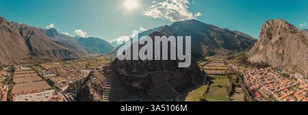 Panoramablick auf das Heilige Tal in Peru mit den Inka-Lagerhäusern von Pinkuylluna inmitten grüner Hügel. Diese historische Landschaft fängt die Architektur der Anden und die natürliche Schönheit ein und eignet sich perfekt für Reisen und archäologische Themen. Ein beeindruckendes Reiseziel für Tourismus, Kulturerbe und Outdoor-Abenteuer. Stockfoto