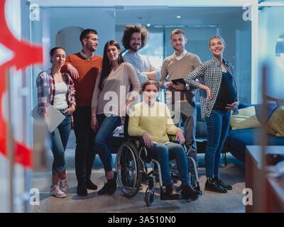 Porträt einer behinderten Geschäftsfrau im Rollstuhl, die mit Kollegen in einem modernen Freiraumbüro arbeitet. Hebt Vielfalt, Zugänglichkeit und Teamarbeit in einer modernen Coworking-Umgebung hervor. Eine vielseitige Wahl für Inklusion und Unternehmenskommunikation. Stockfoto