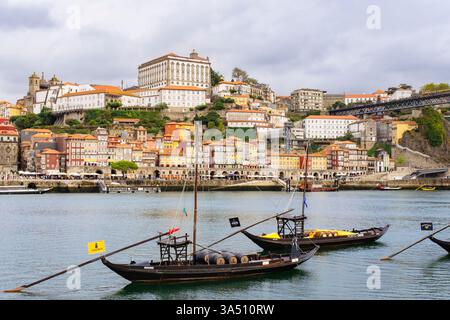 Blick über den Fluss Douro nach Porto von Vila Nova de Gaia, Portugal, Europa Stockfoto