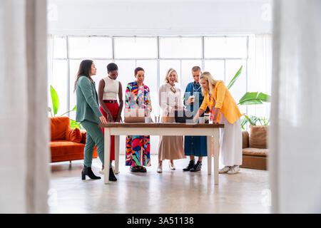 Verschiedene Gruppen selbstbewusster Geschäftsfrauen treffen sich im Büro. Dieses multiethnische Team-Porträt eignet sich für Unternehmenskommunikation, Teamarbeit und weibliche Führungskräfte. Stockfoto