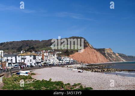 Menschen genießen das Wetter in Sidmouth Devon besser als Barcelona in Spanien.20/03/2025 Credit: Melvin Green Alamy Live News Stockfoto