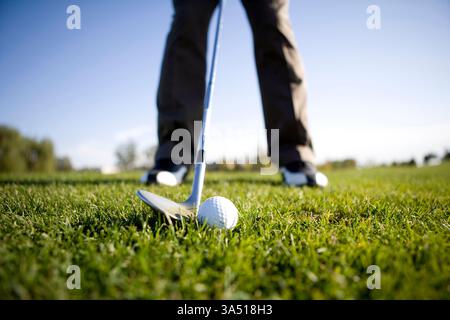 Chinesischer Golfer, der auf einem üppigen Golfplatz abzweigt. Ideal für Sport-, Freizeit- und Golfkampagnen am Wochenende in Ostasien. Stockfoto