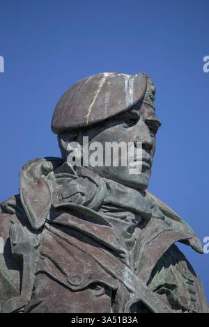 Die Yomper-Statue des Bildhauers Philip Jackson. Es ist einem Foto von Corporal Peter Robinson nachempfunden, das nach Sapper Hill jommt. Portsmouth Stockfoto
