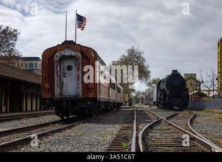 Sacramento, Kalifornien - 16. März 2025: Alte Züge auf Gleisen im Old Sacramento State Historic Park an einem bewölkten Wintertag in Kalifornien. Stockfoto