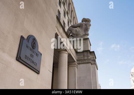 Der Eingang zum Gebäude des Verteidigungsministeriums in Whitehall, London, England, Großbritannien Stockfoto