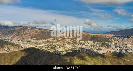 Panoramablick auf Caracas von Westen im Morgenlicht. Das No-People-Stadtbild zeigt den urbanen Kern inmitten umliegender Berge und Täler, ein eindrucksvolles Reise- oder Stadtbild. Stockfoto