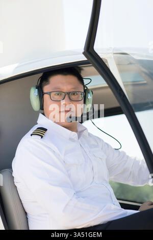 Nahaufnahme des chinesischen Piloten im Hubschrauber-Cockpit Stockfoto