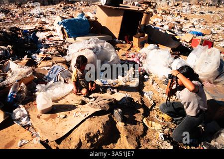 Schüler mit der „Mari Sol Photo School“ auf Auftrag auf einer Müllkippe außerhalb von Guatemala City, Guatemala. Stockfoto