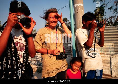 Schüler mit der „Mari Sol Photo School“ mit ihrem Lehrer, Guatemala City, Guatemala. Stockfoto