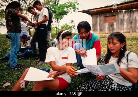 Schüler mit der „Mari Sol Photo School“, die sich gegenseitig die Arbeit ansehen, Guatemala City. Stockfoto
