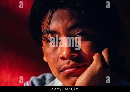 Ein Porträt eines Schülers auf den Schülern des Kurses „Mari Sol Photo School“ in Guatemala City, Guatemala. Stockfoto