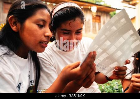 Schüler mit der „Mari Sol Photo School“, die sich gegenseitig die Arbeit ansehen, Guatemala City. Stockfoto