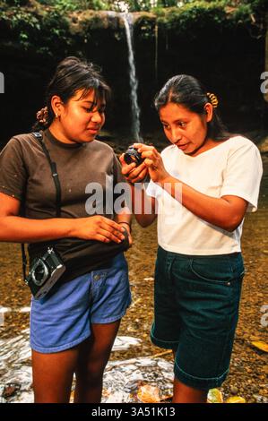 Schüler mit der „Mari Sol Photo School“, die ihre Kameraausrüstung überprüfen, Guatemala City, Guatemala. Stockfoto
