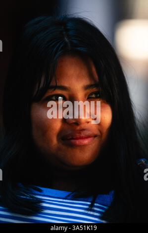 Schüler mit der „Mari Sol Photo School“ auf Auftrag auf einer Müllkippe außerhalb von Guatemala City, Guatemala. Stockfoto