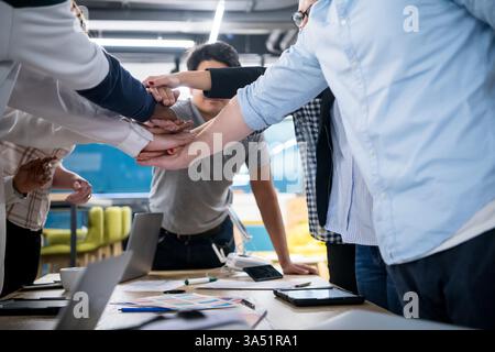 Verschiedene Gruppen von Geschäftsleuten feiern gemeinsam im Büro. Eine starke Darstellung von Teamarbeit, Partnerschaft und Unternehmenserfolg. Stockfoto