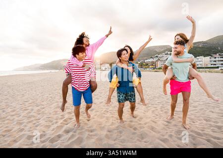 Gruppe multikultureller Freunde im Freien, die einen Sommerurlaub genießen. Eine lebhafte, vielfältige Gruppe, die Lachen und Spaß im Freien teilt. Stockfoto