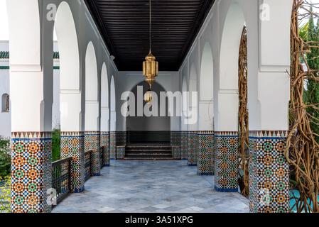 Wunderschöne Mosaikfliesen im Garten der Pariser Moschee im 5. Arrondissement von Paris. Grande Mosquée de Paris. Stockfoto