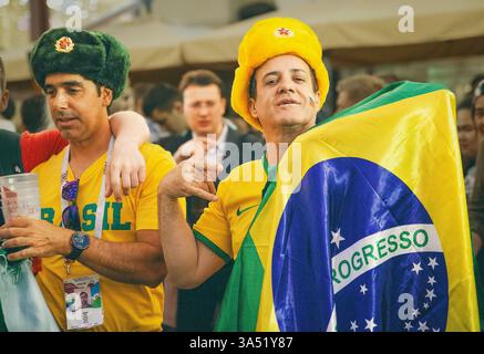 Brasilianische Fußballfans jubeln während der 21. FIFA-Weltmeisterschaft in Moskau, Russland, 14. Juli 2018 Stockfoto