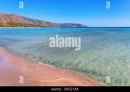 Elafonissi Beach, Kreta, Griechenland. Rosafarbener Sandstrand mit kristallklarem Wasser. Stockfoto