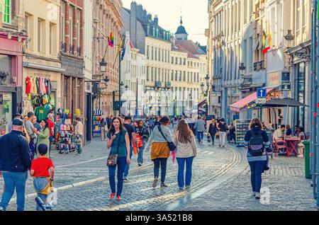 Brüssel, Belgien, 7. Juli 2023: Menschen Touristen gehen die Fußgängerzone mit vielen Geschäften, Geschäften, mittelalterlichen Häusern und alten Gebäuden entlang Stockfoto