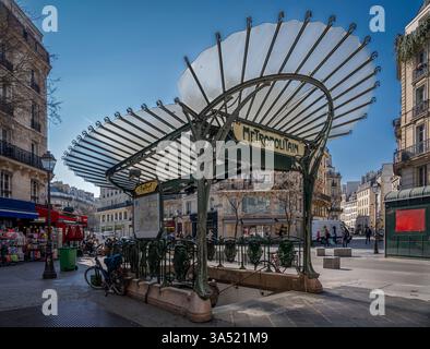 Paris, Frankreich - 03 18 2025: Blick auf einen typischen Eingang der U-Bahn-Station Guimard in Paris Stockfoto